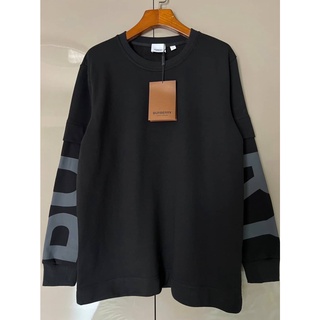 BURBERRY REFLECTIVE LOGO SLEEVES CREWNECK SWEATSHIRT IN BLACK  เสื้อสเวตเตอร์กันหนาวแขนยาว เบอเบอรี่ ตัวหนังสือเรืองแสง