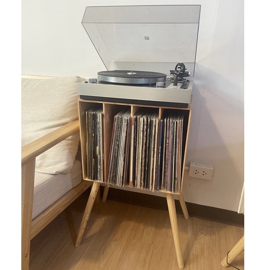 ชั้นไม้เก็บแผ่นเสียง 4 ช่อง มีขา  เก็บแผ่นเสียงได้ประมาณ 40 แผ่น