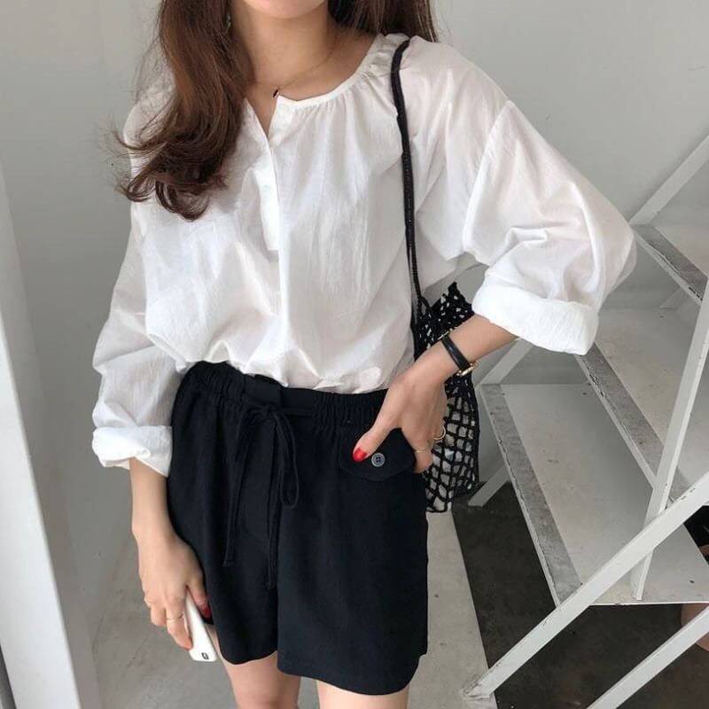 🍯สินค้าพร้อมส่ง ไหล่ slove สไตล์เชิ้ตเกาหลีคอกลมแต่งกระดุมหน้าทรง oversize