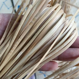 เส้นหวายธรรมชาติ 0.2-0.3X300 1-3 cm. เส้นแบน มีเปลือก