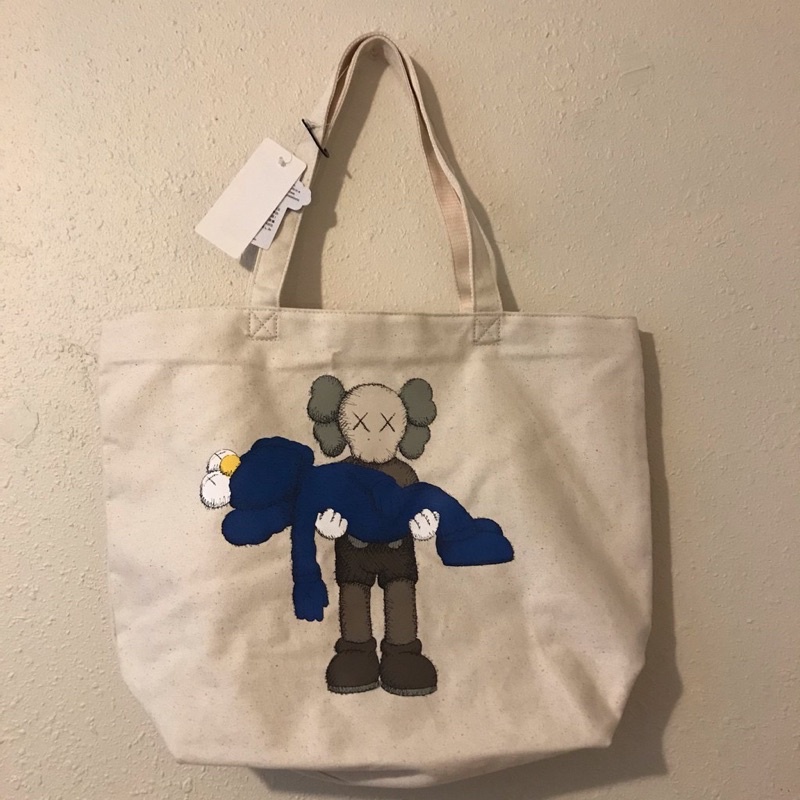 กระเป๋า tote x kaws uniqlo ของแท้ 100% [พร้อมส่ง]