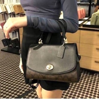 (ผ่อน0%) กระเป๋า สะพายข้าง ลายC สีน้ำตาลเข้ม มีหูจับ ฝาพับสีดำ COACH TILLY TOP HANDLE SATCHEL F76620