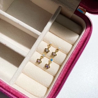 Petite Daisy Drop ต่างหูสตั๊ดห้อยด้วยดอกไม้