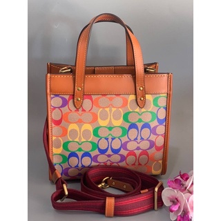 (ผ่อน0%) กระเป๋าสะพายข้าง Field Tote 22 In Rainbow Signature Canvas (COACH C5142) ลายซี สีรุ้ง สายสปอร์ต