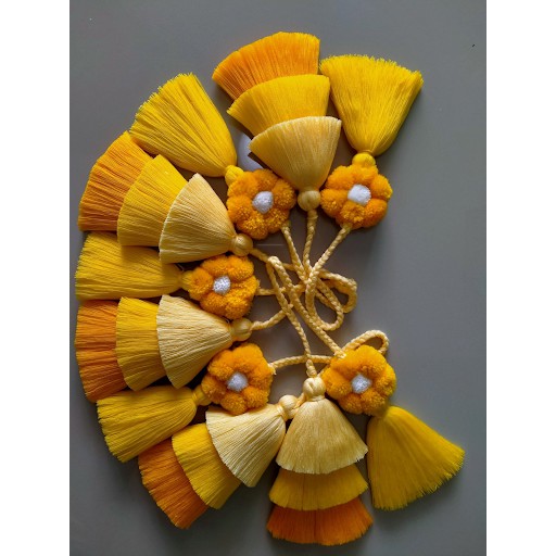 พู่ห้อยกระเป๋า 3 ชั้น + ดอกไม้ มีหลายสีให้เลือกยาว5.5-6นิ้วเหมาะกับกระเป๋าใบใหญ่