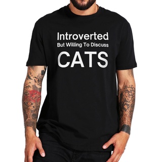 T-shirt  เสื้อยืด พิมพ์ลายคําคมซูชิ Introverted But Willing To Discuss Cats สําหรับผู้ชายS-5XL