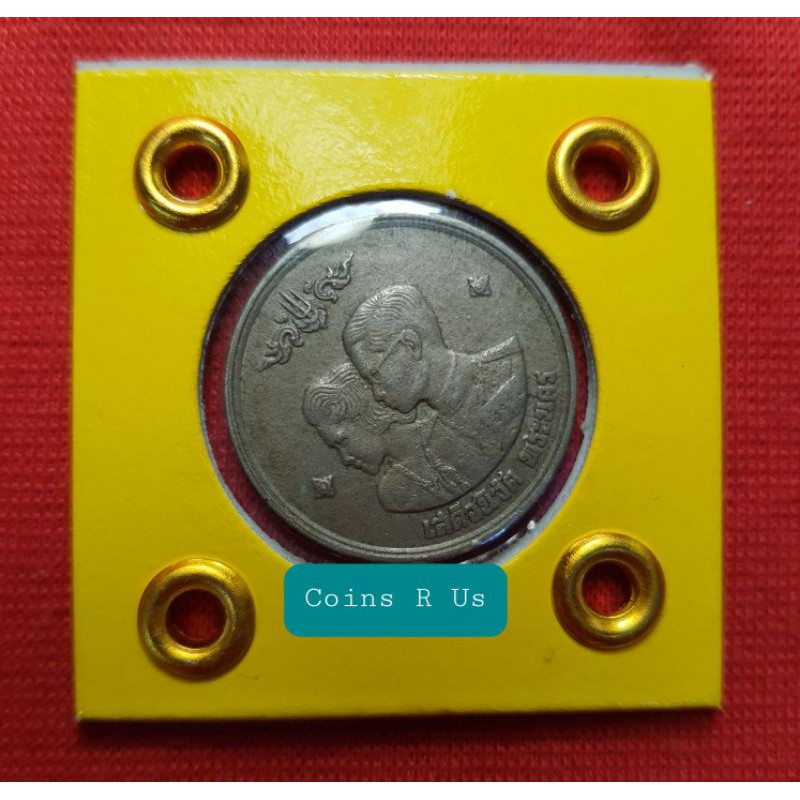 เหรียญ1บาทเสด็จนิวัติพระนครปี 2504 ไม่ผ่านใช้ ตามภาพ เก่าเก็บ