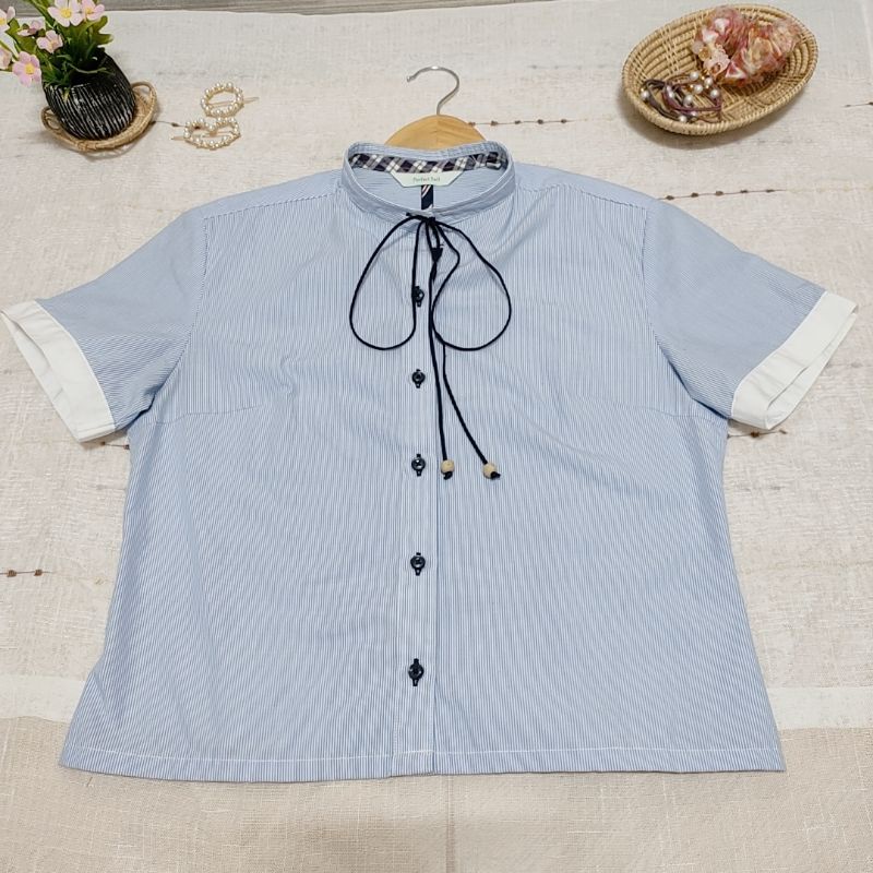 เสื้อคอจีนผู้หญิง แต่งด้วยเชือกผูกโบว์ สีฟ้าขาว (เสื้อมือสอง)