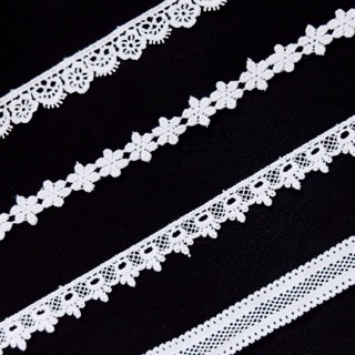 - WHITE LACE CHOKER -