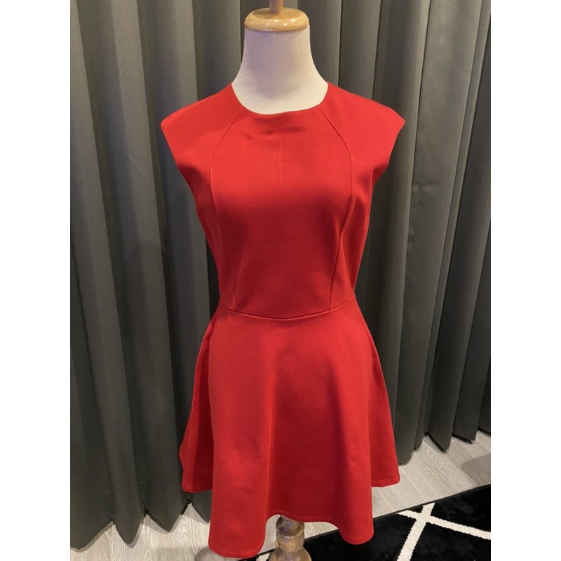 Dress สีแดงไปงาน เด่น