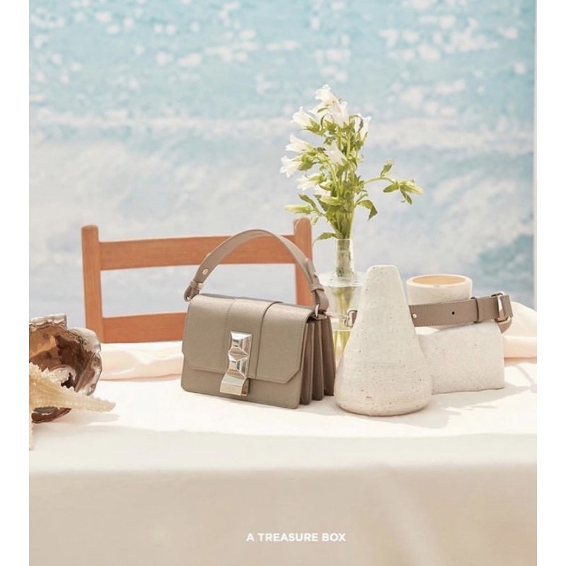 ATREASUREBOX TAUPE LAYER