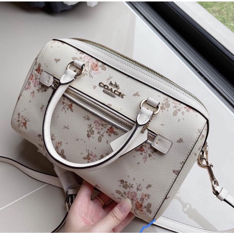 👑ผ่อน0%~แท้100%👑 กระเป๋าสะพายทรงหมอน สีขาวลายดอกไม้ ROWAN SATCHEL WITH ROSE BOUQUET PRINT COACH 9160