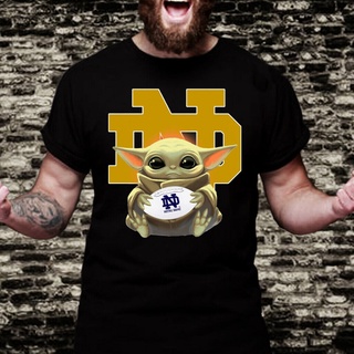 เสื้อยืด พิมพ์ลายการ์ตูนฟุตบอล Yoda Love And Hug Michigan Wolverines น่ารัก สําหรับเด็ก