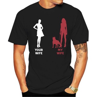 เสื้อยืดผ้าฝ้าย 100% พิมพ์ลาย Your Wife My Wife Pitbull ของขวัญคนรักสุนัข สําหรับผู้ชาย 034499S-5XL