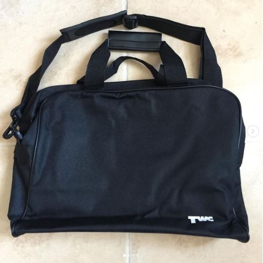 กระเป๋าถือ กระเป๋า Notebook เป็น กระเป๋าผ้า TWC สีดำ พร้อม สายยาว เนื้อผ้าอย่างดี แข็งแรง ทนทาน ของใ