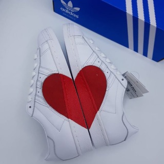 ของขวัญวาเลนไทน์ มาแล้วจ้าา ❤ ใส่เป็นคู่ น่ารักกกกด  Adidas Originals Superstar 80s  Half Heart White Sneakers ❤