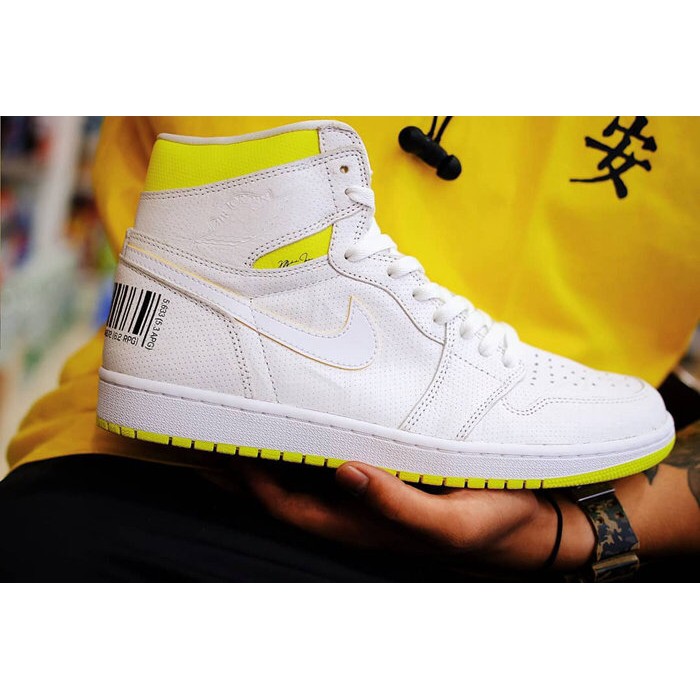 first class flight aj1