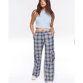 Forever21  Plaid High-Rise Cargo Pants  กางเกงขายาวทรงกระบอกคาร์โก้เอวสูงสีน้ำเงินลายสก๊อต เอวด้านหลังเป็นยางยืด