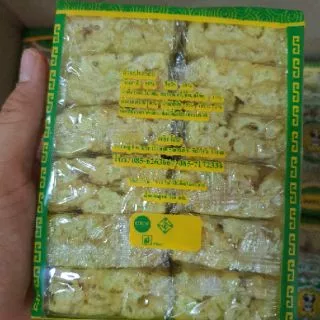 1 แพ็ค ข้าวซอยตัด รสใบเตย ตราหมีแพนด้า 12 ชิ้น