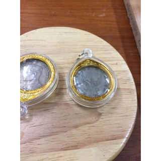 2517 เหรียญ พระครุฑ 1บาท พร้อม กรอบ ได้ทั้งเหรียญ และ กรอบ คุ้มสุดๆ (ของแท้ ของโบราณ) ผ่านการใช้งาน มาอย่าง ยาวนาน