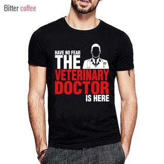 เสื้อยืดครอปเสื้อยืดแขนสั้นลําลอง คอกลม พิมพ์ลาย Have No Fear The Veterinary Doctor Is Here สําหรับผู้ชายS-5XL