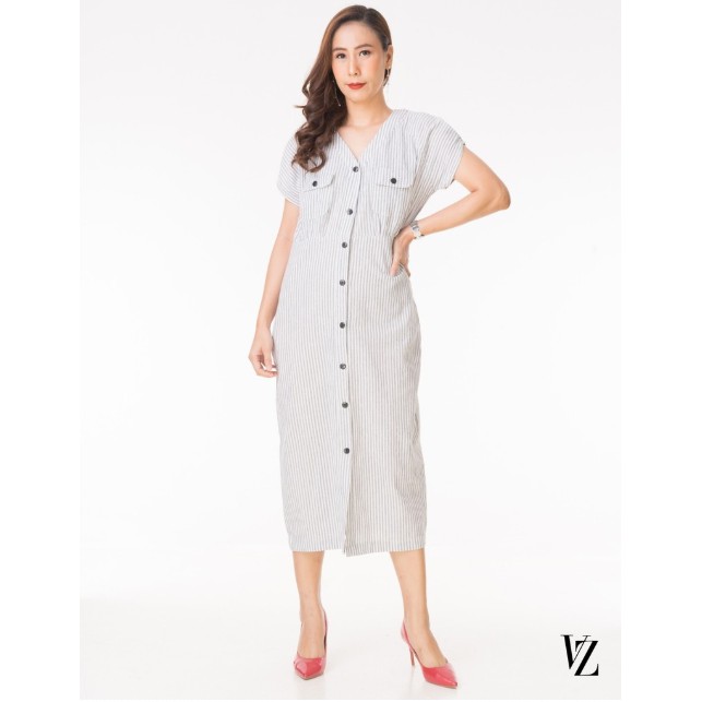 เดรสสาวอวบ คอวี ผ่าหน้าติดกระดุม ลายทางสีเทา VZ Viris Zamara