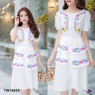 TW10055เดรสยาวแขนพองกระโปรงระบาย รายละเอียดสินค้า Maxi Dress เดรสยาวแขนพองนิดๆ ช่วงเอวแต่งระบายเป็นชั้นๆ พิมพ์ลายดอกไม้