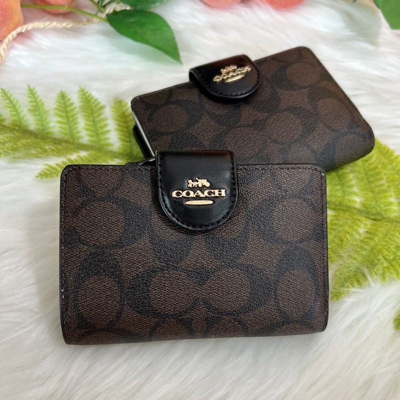 กระเป๋าสตางค์COACH แท้💯MEDIUM CORNER ZIP WALLET IN SIGNATURE CANVAS (COACH C0082)
