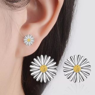 ต่างหูดอกไม้ขาว • White Flower Earring