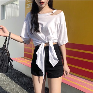 เสื้อแขนสั้นทรงไหล่ตกสไลต์ชะนีโคเรีย เนื้อผ้าคอตตอนใส่สบาย เพิ่มกิมมิกเบาๆด้วยห่วงที่คอเสื้อ ผ่าไหล่1ข้าง ผ้านิ่มใส่สบาย