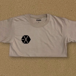 เสื้อแฟชั่นผญ - |โลโก้ EXO อพยพยาเกินขนาด MAMA XOXO | เคป๊อป | พ็อกเก็ตทีบาย@wacktheclothingbrand