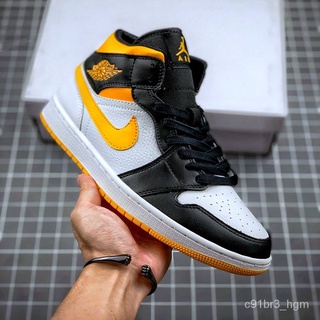 ของแท้ 100% Nike Air Jordan 1 MID AJ1   รองเท้าเบาะลมรองเท้าลำลองคลาสสิกรองเท้ากีฬา{1st ขาวเหลืองดำ}