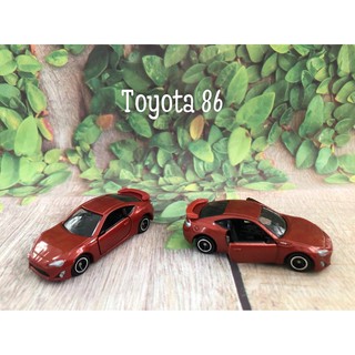 Tomica Toyota 86 รุ่นมีป้ายทะเบียนรถข้างหลัง