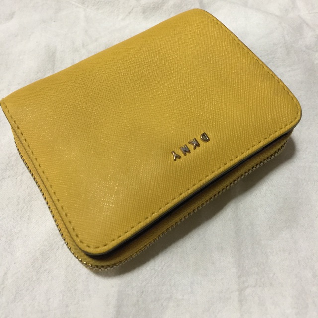 กระเป๋าสตางค์ ใบสั้น DKNY