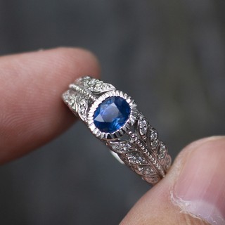 แหวนพลอยไพลินบางกะจะจันทบุรี(BLUE SAPPHIRE)เรือนเงินแท้92.5%ชุบทองคำขาว บ่าข้างประดับด้วยเพชรCZ ไซส์52หรือเบอร์6 US