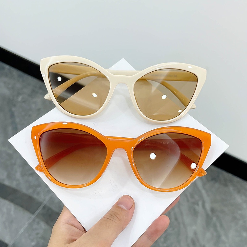Sunglasses 27 บาท แว่นตากันแดดแฟชั่นกรอบพลาสติกทรงแคทอายขนาดเล็กสไตล์วินเทจสําหรับผู้หญิง Fashion Accessories