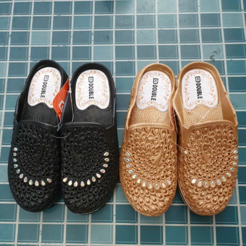 ส่งไวมาก😁เก็บเงินปลายทางได้💰รองเท้าลำลองสตรี พื้นนิ่ม ใส่สบายลายนกยูง