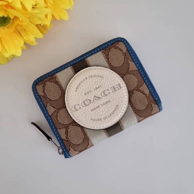 กระเป๋าสตางค์ COACH DEMPSEY SMALL ZIP AROUND WALLET IN SIGNATURE