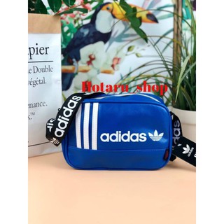 Adidas Crossbody bag กระเป๋าสะพายใบกะทัดรัด ใช้งานง่าย ด้านหน้าแต่งแถบลวดลายพร้อมสกรีนโลโก้แบรนด์