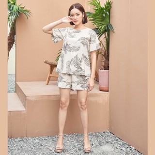 La Prime By Bo(ลาพรีม) Summer Resort Set (Blouse&amp;Shorts) ชุดเซ็ทรีสอร์ท (เสื้อและกางเกง) ลายขนนก