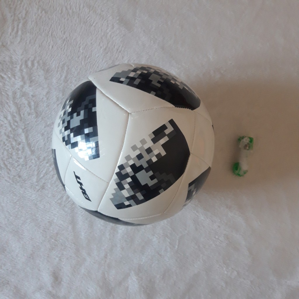 ฟุตบอล เลขที่. 4 MODEL W 2018 (FREE NET BAG+PUMP) สีดําและสีขาว