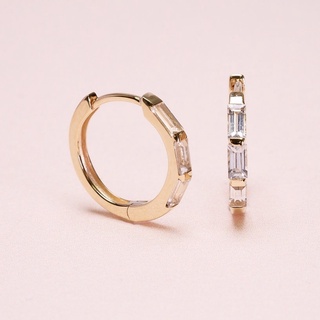 Grace Fine Jewelry ต่างหูห่วงฮักกี้ทองแท้ 9k  Baguette White Sapphire