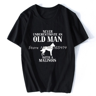 ขายดี!ขายดี เสื้อยืดแขนสั้น พิมพ์ลาย Never Underestimate An Old Man Whith Belgian Malinois Dog Streetwear Game ของขวัญวั