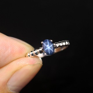 แหวนพลอยไพลินสตาร์(blue star sapphire) ขาชัดสวยมาก พลอยสีน้ำเงินสวยมาก หนัก 1.36 กะรัต ไซส์ 53 หรือ 6.5 US