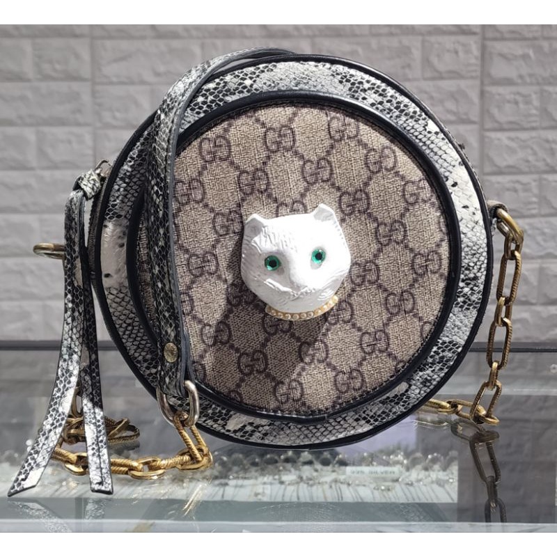 กระเป๋าสไตล์ ทรงกุชชี่กล่อง กลม Gucci Patchwork Cat Round หน้าน้องแมว เรซิน หายากที่สุด  หนังแท้ มือสอง สภาพนางฟ้า
