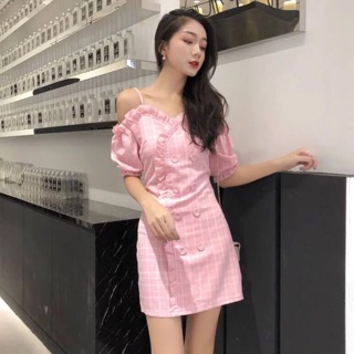 Ruffle Dress เดรสสายเดียวเปิดไหล่แต่งด้านหน้า เย็บจีบระบาย แขนตุ๊กตาใส่แล้วได้ลุคแบ๊วๆน่ารักๆ มีซิปด้านข้างสวมใส่ง่าย