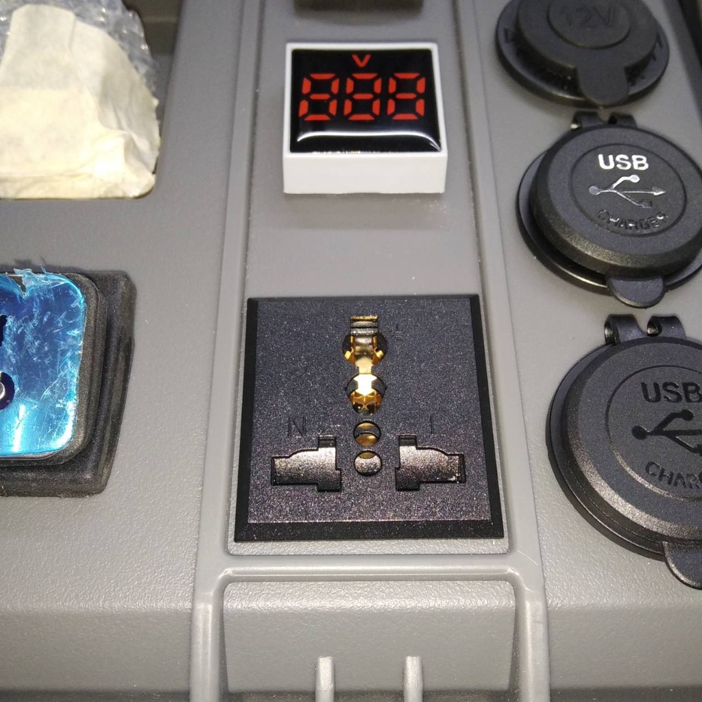 ปลั๊ก เซฟตี้ปลั๊ก safety plug 220V 3 ขา เต้ารับ ปลั๊ก AC 220V แบบ ยึดแท่น มีม่านนิรภัย