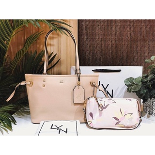 กระเป๋าสะพายไหล่ แถม ใบเล็ก LYN SAFFIANO SHOPPER TOTE BAG WITH CLUTCH