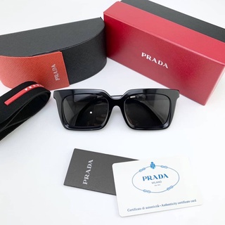 PRADA SQUARE FRAME SUNGLASSES แว่นกันแดด แบรนด์ปราด้า ทรงเหลี่ยม ขาแว่นแถบสีแดงโลโก้