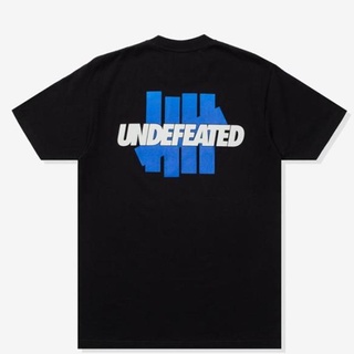 [S-5XL] Undefeated เสื้อยืดลําลอง แขนสั้น คอกลม พิมพ์ลายโลโก้ตัวอักษรห้าแถบ สําหรับผู้ชาย และผู้หญิง